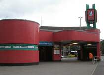 U-Bahnhof Fehrbelliner Platz: 1971 als Umsteigebahnhof zur U1 errichtet wurde der Bahnhof der U7 im typischen 70er Jahre Stil designt und hat so gar nichts mit dem dar�berliegenden Bahnsteig (zumindest im Aussehen) zu tun. Noch merkw�rdiger ist das knallrote und mit gr�n abgesetzte Eingangsgeb�ude, das aussieht wie eine Bohrinsel. 