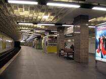 U-Bahnhof Blissestrasse: Der Bahnhof wurde von R�mmler 1971 entworfen und hat eine interessante Gipskassettendecke die angeblich Schalld�mmend wirken soll. Nach Renovierung besteht die Wandverkleidung aus grossformatigen weissen Platten, auf denen mit einfachen Buchstaben der Name aufgetragen wurde. Namensgeben war die Familie Blisse, die der Stadt um 1900 ein Waisenhaus stiftete.