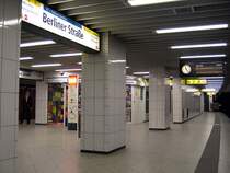 U-Bahnhof Berliner Str.: Dieser Bahnhof wurd als Umsteigstation zur U9 viel benutzt, die beiden Bahnsteige haben mit den berliner Farben rot weiss schwarz auch das gleiche Aussehen. Lediglich die Schilder und die Wandverkleidung sind geringf�gig unterscheidbar. Beide Bahnsteige sind Mittelbahnsteige. Es gibt hier sogar eine Gleisverbindung zwischen den Linien U9 und U7 die aber nicht f�r den Regelbetrieb benutzt wird.