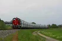 15 Wagen beladen mit frischem Perlkies werden unter lautem Getöse nach Deutschlandsberg gebracht. DH1500.1 an der Spitze und DH1100.2 als Nachschiebe-Triebfahrzeug. Bei Gussendorf habe ich den Zug diesmal erwischt. 25.April 2014