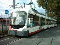 Eine Variobahn Typ  Rhein-Neckar  der OEG am 12.11.2006 gegen Mittag im Wendegleis am Mannheimer Hauptbahnhof. 