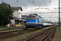 Ex Schneekoppe fährt am 21.8.2013 mit Zuglok 750714 in Jaromer ab.