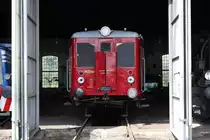 Eisenbahn Museum Jaromer am 21.8.2013: Aus einer der Schuppenstände schaut ein alter aber vorbildlich aufgearbeiteter Motortriebwagen: M 131.1163.