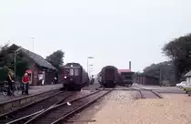DSB Mo 1873 Bahnhof Hurup Thy am 6. September 1976. - Hurup Thy liegt an der Bahnstrecke Struer - Thisted. - Der Mo 1873 wurde 1955 von der Firma Frichs in Aarhus gebaut. Der dieselelektrische Triebwagen, der zwei 6-zylindrige Frischs-Motoren des Typs 6185CA hatte, wurde 1984 ausgemustert. Höchstgeschwindigkeit: 120 km/h.