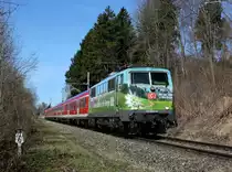 Die 111 039 mit einer RB nach Mittenwald am 14.04.2013 unterwegs bei Uffing.