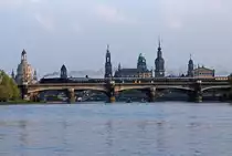 6.Dresdner Dampfloktreffen und Jubiläum 175 Jahre erste Deutsche Ferneisenbahn Leipzig-Dresden. Der mit 35 1019 bespannte Cottbusser Sonderzug verläßt am Abend des 12.04.2014 Dresden und passiert hier die Marienbrücke mit der historischen Altstadt im Hintergrund.