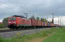 Mit einem Containerzug am Haken rollte am 10.04.14 189 016 durch Braschwitz Richtung Halle(S).