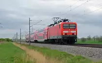 114 006 hatte am 10.04.14 einen RE von Halle(S) nach Uelzen am Haken als sie durch Braschwitz rollte.