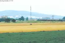 ... Der IR musste am 31.7.91 fünf Minuten am Strullendorfer Einfahrsignal warten. Wenigstens ein Fahrgast freute sich darüber, weil ihm ein  Nachschuss  auf den nach Frensdorf weiterfahrenden Güterzug gelang. Am linken Bildrand steht ein (Schleusen?-)Gebäude des Main-Donau-Kanals.