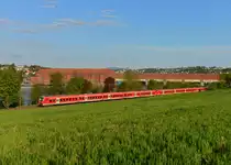 440 204 und ein weiterer 440 als RE nach München am 25.04.2014 bei Passau. 