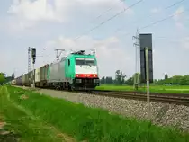 Hinter dem Abzweig Karlsruhe Brunnenstück war am 25.04.2014 186 132, zur Zeit im Einsatz für Crossrail, mit einem Containerzug gen Süden unterwegs.