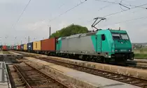 Die 185 615-2 von TXLogistik ist am 24.4.2014 mit einem Containerzug nach Wien unterwegs. Hier bei der Durchfahrt in Kirchstetten (Niederösterreich).