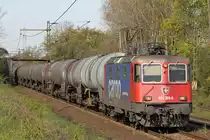 421 389 fuhr am 17.4.14 mit einem Kesselzug durch Ahlten.