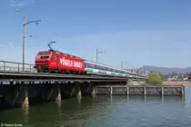 Re 456 094 überquert am 20.04.2014 mit einem VAE den Zürichsee zwischen Pfäffikon und Rapperswil.