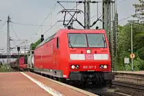 185 157-5 mit einem gemichten Güterzug bei der Durchfahrt über Gleis 3 in Kassel Wilhelmshöhe. Gleis 4,5,6,7 waren belegt 8,9,10 aufgrund einer Ausfahrt in entgegengesetzter Richtung zu dem Zeitpunkt nicht befahrbar. 26.04.2014 Gruß an den Lokführer.