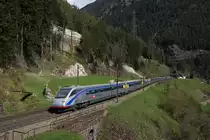 ETR 470 009 befindet sich am 22.04.2014 auf der dritten Ebene bei Wassen.