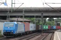 TXL 185 512 am 29.7.13 mit einem Containerzug in Hamburg-Harburg.