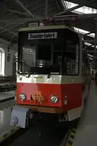 Auch das ist unverkennbar eun Tatra, auch wenn er kantig daher kommt.
Kurz vor der Wende in den Diensdt gestellt, blieb er ein Einzelgänger.25.04.2014
15:55 Uhr  Straßenbahnmuseum Dresden. Typ: T6A2D 