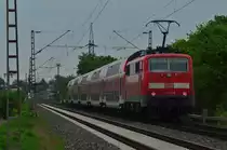 111 147-5 schiebt hier unweit des Bü Am Chur bei Wickrathhahn einen RE4 nach Dortmund. 26.4.2014