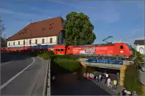 Konzilsgebäude und die neue Konzilslok 146 235-7. Nach der Besichtigung der Ausstellung für die geladenen Gäste geht es wieder zurück Richtung Karlsruhe mit dem Sonderzug. So macht die frisch beklebte Lok ein gutes Bild vor dem Namensgeber. Konstanz, 26.4.2014. 