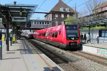 København / Kopenhagen DSB S-Bahn: Eine Garnitur der Linie C (SA 8200) kommt am 19. April 2014 im Bahnhof Valby an. - Der Zug fährt in Richtung Frederikssund.