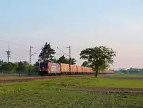 Am Morgen des 25.4.14 zog die 482 036 einen Ganzzug in Richtung Schweiz.
Aufgenommen bei Wiesental. 