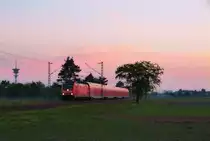 Am Morgen des 25.4.14 durfte die 146 224 die einzigste Leistung mit Doppelstockwagen und 146 des Tages auf der Rheinbahn bzw. der KBS700 erbringen.
Aufgenommen wurde der Zug beim Sonnenaufgang bei Wiesental. 
Der Regionalverkehr wird auf der Strecke bis auf wenige Leistungen Wochentags mit 111 + n-Wagen komplett mit den Quitschies alias 425er gefahren. 