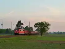 Während sich die Sonne für einen wunderschönen Tag bereit machte, zog die 151 149 völlig desinteressiert einen Mischer, der dem 6-Achsigen Kraftpaket wohl keine große Mühe erforderte. 
Aufgenommen bei Wiesental an der KBS700. 