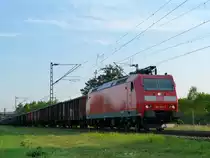 Am 24.4.14 hielt der Lokführer einer 185 wieder direkt vor uns an, da das etwa 1 Kilometer entfernte Signal rot zeigte. 
Nun stand die 185 123 mit einem Güterzug nahe dem Örtchen Wiesental direkt vor uns.

Viele Grüße gehen an den freundlichen Lokführer, falls er das Bild sehen sollte! :) 