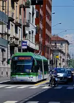 ATM/Strassenbahn Mailand: Von den 40 Strassenbahnlinien sind bis heute noch 17 überig geblieben und die  VENTOTTO  aus dem Jahre 1927 prägen noch immer das Strassenbild von Mailand. Von den ursprünglich 502 Fahrzeugen stehen auch im Jahre 2014 noch 151 Stück im täglichen Betrieb. Nebst U-Bahn-, Strassenbahn-, einer Ueberlandbahn- und Buslinien betreibt die ATM auch noch vier Oberleitungsbuslinien. Der IRISBUS 400 (400-409) aus dem Jahre 2005 wurde am 24. April 2014 auf der Linie 91 fotografiert.
Foto: Walter Ruetsch
