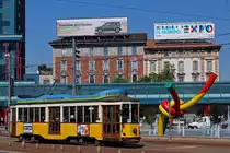 ATM/Strassenbahn Mailand: Von den 40 Strassenbahnlinien sind bis heute noch 17 überig geblieben und die  VENTOTTO  aus dem Jahre 1927 prägen noch immer das Strassenbild von Mailand. Von den ursprünglich 502 Fahrzeugen stehen noch 151 Stück im Betrieb. Der Wagen mit der Nummer 1999 wurde am 24. April 2014 auf der Linie 1 im Bilde festgehalten.
Foto: Walter Ruetsch