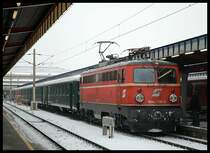 1042 501 mit dem Erlebniszug Zauberberge (E 1955) von Wien S�dbahnhof nach M�rzzuschlag, kurz vor der Abfahrt in Wien am 26.2.2006.