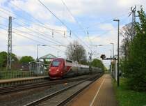 Der Thalys aus Köln-Hbf-Paris(F) kommt durch Kohlscheid als Umleiter aus Richtung Neuss,Herzogenrath und fährt in Richtung Aachen-West,Hbf und fährt die Kohlscheider-Rampe hoch nach Aachen-West bei Sonne und Wolken am 20.4.2014.