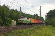 Mit einem Container Zug kommt 130027 am 21.8.2013 bei Stary Kolin um 8.54 Uhr aus Richtung Pardubitz daher.