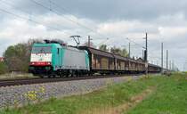 186 244 hatte am 10.04.14 einen Schiebewandwagenzug von Hannover zum Porsche-Werk Leipzig am Haken. Hier rollt sie durch Braschwitz Richtung Halle(S).