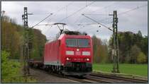 Die 185 176-5 kommt mit leeren Niederbordwaggons am 15.April 2014 durch Rimburg gefahren.