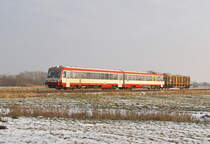 628 071-2/629 071-1 als regulärer Personenzug von Dagebüll Mole nach Niebüll am 28.01.2014 bei Deezbüll. In Dagebüll Mole wurde das Holz von den Inseln Föhr und Amrum vom Schiff auf die Rungenwagen verladen und an den regulären Personenzügen mitgeführt.