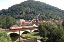 Ein 601 als Reisebüro-Sonderzug überquert im Sommer 1984 in Gemünden die fränkische Saale bevor diese in den Main mündet.