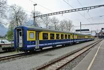 Einige überzählige Personenwagen der BOB stehen im Bahnhof Interlaken Ost abgestellt. Es sind der A 182 und die B 250+241+247, 05.04.2014.