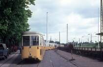 København / Kopenhagen KS: Die letzten DÜWAG-GT6 warten am 30. Mai 1972 auf den Transport zum Kopenhagener Freihafen. Von dort wurden sie mit Schiff nach Alexandria in Ägypten befördert. - Der GT6 900 war die neueste Strassenbahn in Kopenhagen; er wurde erst 1968 in Betrieb genommen. - Rechts im Bild sieht man einen Teil des ehemaligen DSB-Bahnhofs København L. Von diesem Bahnhof fuhren die Lokalzüge nach Farum (Hareskovbanen).