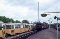 København / Kopenhagen: Kommend aus Farum erreicht ein DSB-Lokalzug (Cls + Mo) am 30. Mai 1972 den - jetzt stillgelegten - Bahnhof København L. - Links halten Gelenktriebwagen (DÜWAG-GT6) der Københavns Sporveje, die auf den Transport zum Freihafen warten. Diese Strassenbahnen waren an die Verkehrsbetriebe in Alexandria verkauft worden und sollten demnächst mit Schiff nach Ägypten transportiert werden.