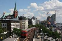 Hamburger Hochbahn bei der Einfahrt an den Landungsbr�cken in Hamburg.