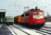 928 552 als RB 4943 (Buchholz–Soltau) und 140 015 mit TEC 42366 (Oderbr�cke–Bremerhaven) am 18.02.1999 in Buchholz (Nordheide)