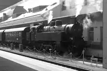 K�nnte genausogut vor 50 Jahren gewesen sein. �GEG 77.28 am 27.April 2014 vor dem SR 14449 nach St.Aegyd am Neuwalde abfahrbereit im Bf. St.P�lten.