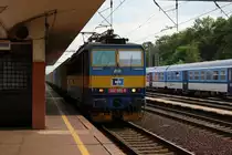 Mächtig Wind machte die 363006 mit ihrem Containerzug am 23.8.2013 bei Durchfahrt am Bahnsteig in Prelouc. Der Zug war in Richtung Kolin unterwegs.