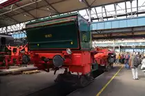 Rahmen von 98 8921 (Graf Bismarck XV) im Dampflokwerk Meiningen. Diese Naßdampfmaschine mit Ölfeuerung, deren Ölbrenner außergewöhnlicherweise nicht mit Dampf, sondern elektrisch betrieben wird, weshalb die Lok auch über zwei Dampfturbinen, sowie ein Anfahr-Dieselaggregat zur Stromerzeugung verfügt, wurde 1947/48 bei Henschel in Kassel unter der Fabriknummer He 29893/47 gebaut und war bei der Kohlenzeche in Gelsenkirchen im Einsatz. Später wurde sie vom Eisenbahnmuseum Bochum-Dahlhausen erworben. Heute verkehrt sie bei der Museumseisenbahn Krefeld (Schluff) und transportiert Ausflügler zwischen St. Tönis und dem Naherholungsgebiet  Hülser Berg . Die Aufnahme entstand im Rahmen einer Führung am 29.03.2014.