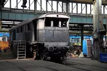 Diese düstere Gestalt ist E75 09, aufgenommen am 29.03.2014 im Rahmen einer Führung durch das Dampflokwerk Meiningen. Die 1928 von Maffei gebaute Maschine, gehört zum Bestand des Verkehrsmuseums Nürnberg und war am 17.10.2005 dem verheerenden Brand des museumseigenen Lokschuppens zum Opfer gefallen. Als völlig ausgeglühte Ruine wurde sie danach ins Dampflokwerk gebracht, wo sie derzeit wieder museumsfähig aufgearbeitet wird. Ob sie nach Fertigstellung auch rollfähig sein wird, entzieht sich leider meiner Kenntnis. Nur Eines scheint sicher zu sein: Aus eigener Kraft wird diese Lok wohl leider nie wieder fahren!