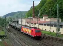 185 586-5  Heizprofi  der HGK zieht am 29. April 2014 einen Kesselwagenzug durch Kronach in Richtung Pressig.