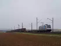 Lecker Technik! 
Ob die so gut schmeckt, kann und mag ich nicht beurteilen, aber ein schicker Werbespruch ist es ja alle Male. 
185 680 besitzt diesen und durfte am 5.4.13 ihren Containerzug über die KBS 820 ziehen. 
Aufgenommen bei Eggolsheim. 