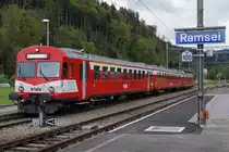 BLS: RBDe 566 220-0 mit ABt 50 38 38 - 33 923-5 aus dem Jahre 1973 wird als Reservependel in Ramsei, wo er während den letzten Normaleinsätzen nicht anzutreffen war, abgestellt. Die Aufnahme ist am 1. Mai 2014 entstanden.
Foto: Walter Ruetsch 